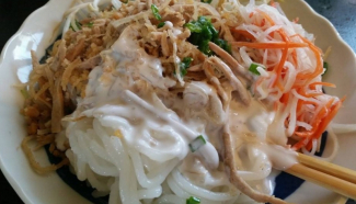 Vietnamese noodle Bánh Tầm Bì