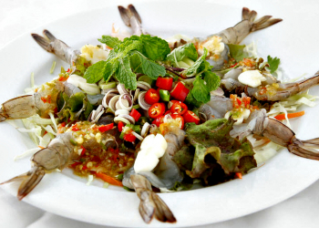 Salad tôm sống Goong Chae Nam Pla