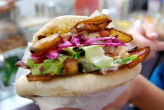 Bánh mì Sabich cà tím chiên Israel