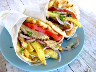 Món bánh mỳ kẹp thịt Gyros Hy Lạp